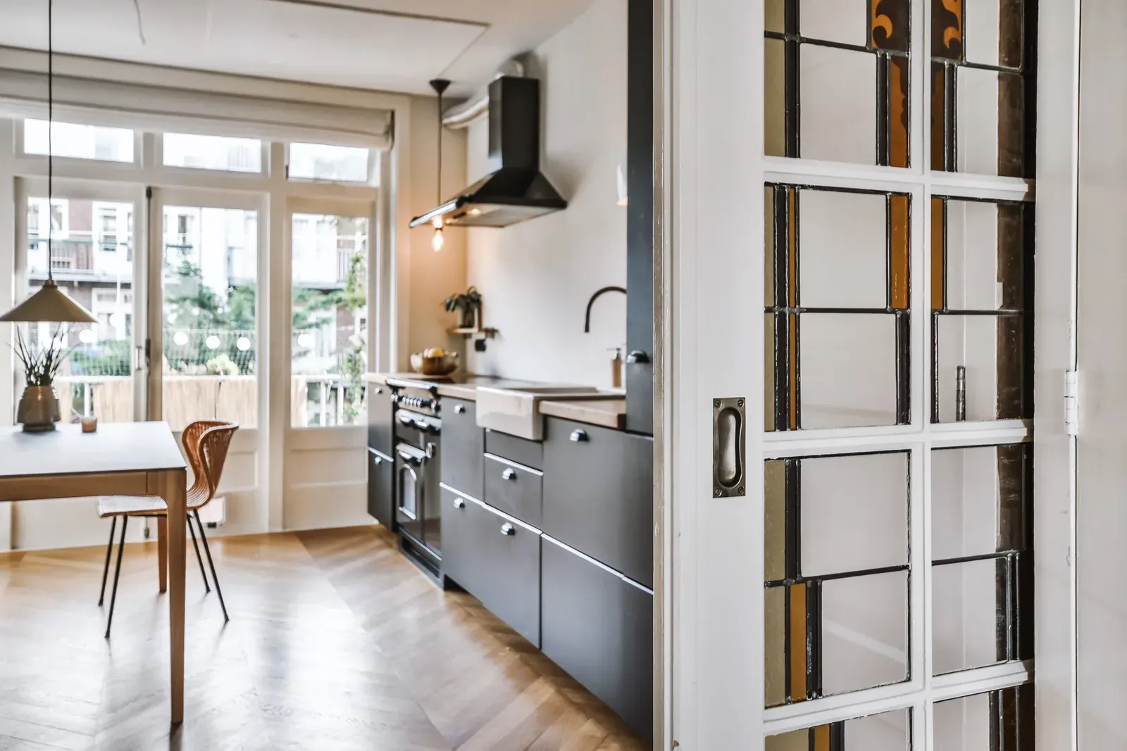 Cuisine ouverte avec verrière : aménagement et idées pour créer une cuisine ouverte avec une verrière