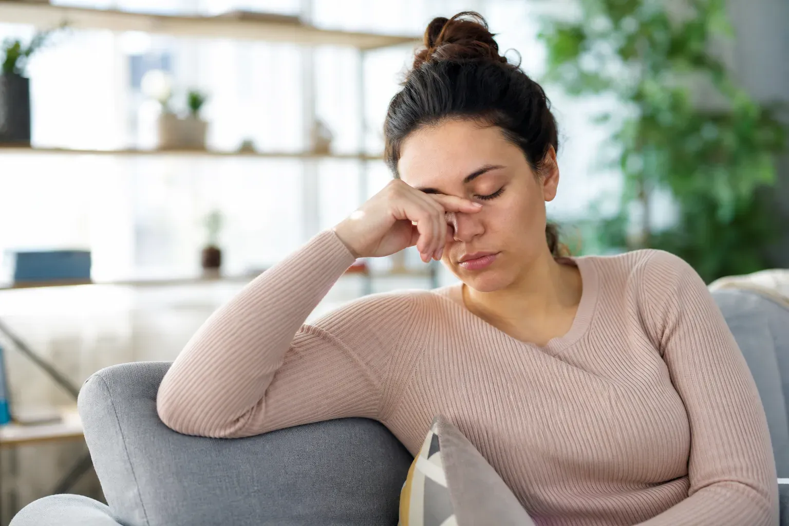 Pourquoi ma paupière tremble sans arrêt : causes et solutions