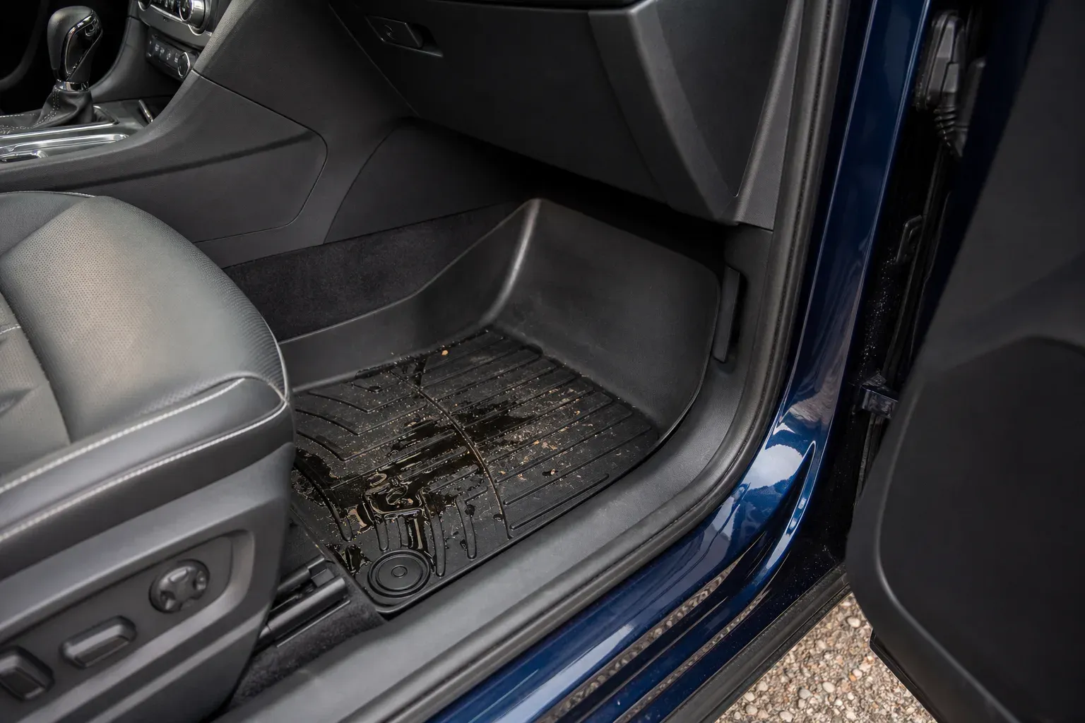 Tapis de sol voiture avec bord relevé pour contenir les liquides